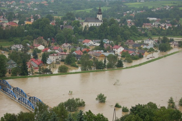 Tuchów, lipiec 2010 roku. Z powodu przelania się Białej przez wały, pod wodą znalazło się ponad 100 domów.