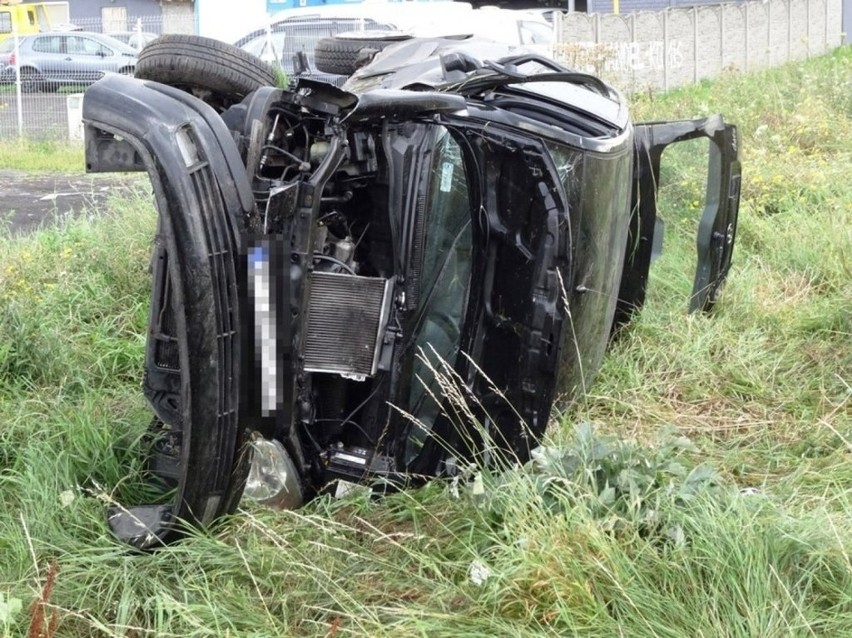 Wypadek w Kotlinie: Auto dachowało, kierowca w szpitalu