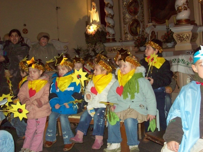 Oleskie dzieci wystawily jaselka z których dochód przekazano...