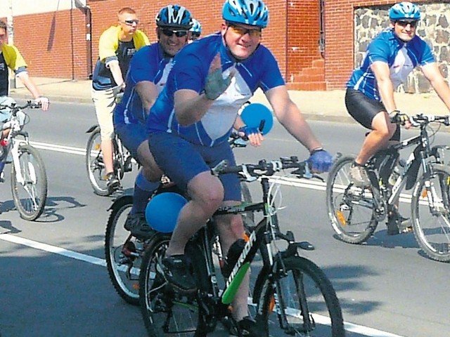 Pod rządami Artura Wiśniewskiego &#8211; na zdjęciu na pierwszym planie drugi z lewej, powstał OSiR Team. Jego członkowie brali udział w różnych zawodach rowerowych. Wyjaśnieniawymaga kwestiafinansowania działalności tej grupy.