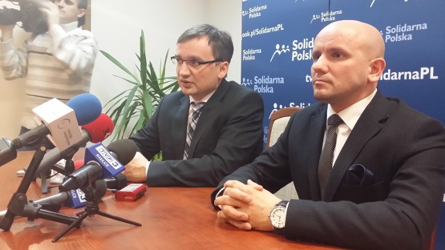 Od lewej: minister sprawiedliwości Zbigniew Ziobro oraz dyrektor jego biura poselskiego w Kielcach Mariusz Gosek.