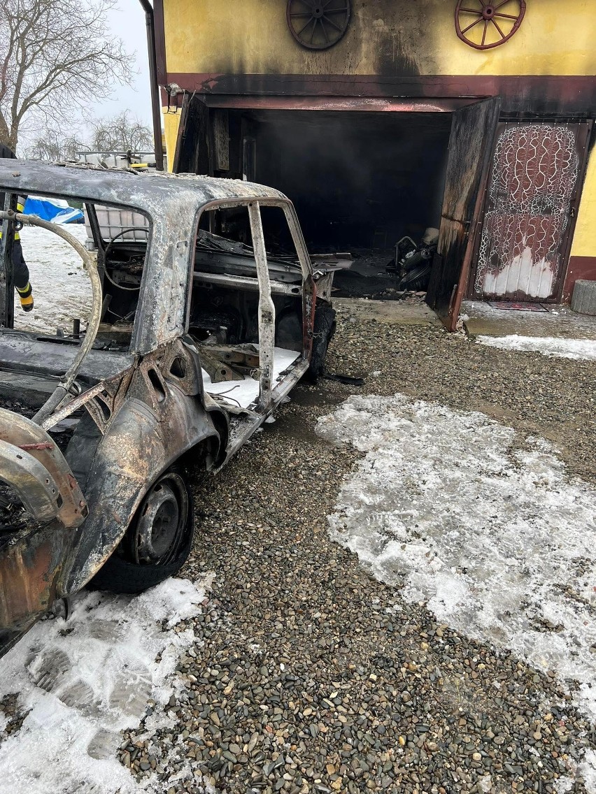Pożar w Stubienku w powiecie przemyskim. W garażu spalił się samochód i motocykl. W akcji 5 zastępów strażaków [ZDJĘCIA]