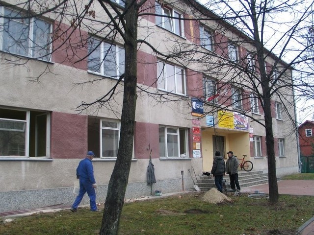 Nowa siedziba wydziału świadczeń społecznych przy Miejskim Ośrodku Pomocy Rodzinie w Tarnobrzegu będzie się mieściła na parterze dawnego internatu Liceum Ogólnokształcącego przy ulicy Kościuszki w Tarnobrzegu. Obecnie trwa tam remont.