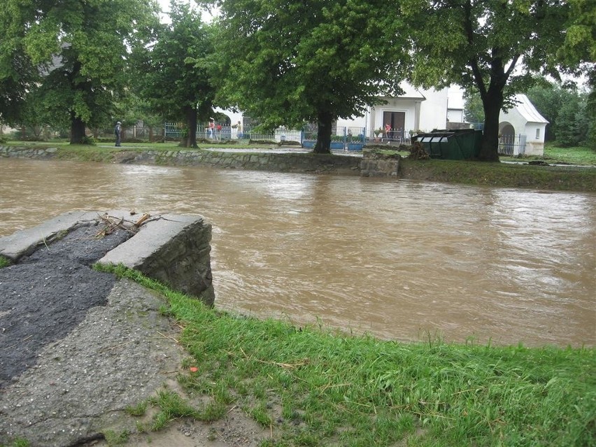 Szkody po powodzi w Dziewietlicach w gminie Paczków. Zdjecia...