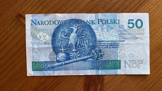 Kobieta wręczyła mundurowym okrągłe 50 złotych.