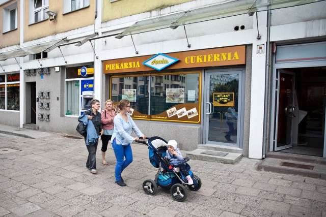 Centrum Słupska pustoszeje. Coraz mniej sklepów i lokaliPiekarnia "Domin" na Starym Rynku to jeden z niewielu nowych punktów handlowych w centrum Słupska.