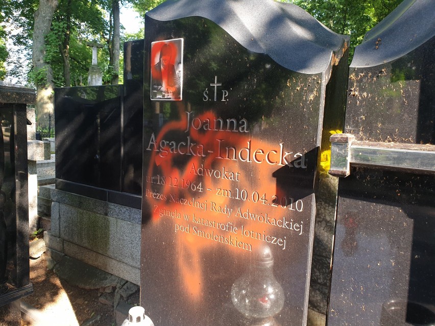 Wandal pomazał farbą grób mecenas Joanny Agackiej-Indeckiej, która zginęła w katastrofie smoleńskiej