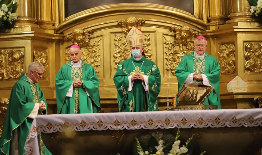 Mszy w bazylice Katedralnej w Kielcach przewodniczył biskup...