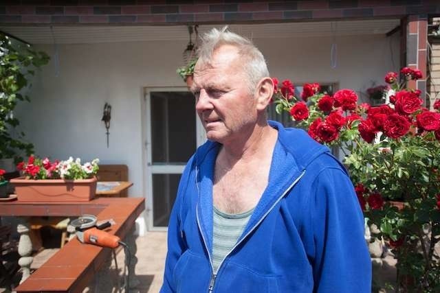 Zaalarmowany odgłosami pożaru 70-letni pan Zdzisław bez namysłu ruszył na pomoc i wyciągnął z ognia 49-letniego sąsiada. Niestety, mężczyzny nie udało się uratować. Przyczyną tragedii mógł być błąd przy rozpalaniu grilla