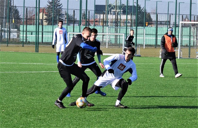 Igloopol Dębica pokonał rezerwy Stali Mielec 5:0 (1:0) w meczu sparingowym rozegranym w Mielcu. Bramki dla zespołu z Dębicy zdobyli Przemysław Nalepka (cztery) oraz Bartłomiej Pudło. Igloopol wypunktował mielczan w drugiej połowie, gdy w Stali grali głównie juniorzy.