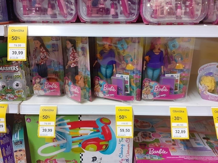 W promocji są m.in. zabawki. Na przykład lalki Barbie...