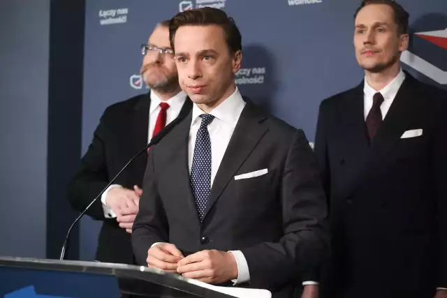 Posłowie Konfederacji Konrad Berkowicz (z prawej) i Grzegorz Braun (z lewej) oraz wicemarszałek Sejmu Krzysztof Bosak na ogłoszeniu startu Konfederacji w wyborach samorządowych