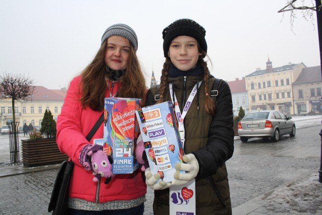 Natalia i Gabrysia kwestują dzisiaj w okolicy Rynku w Oświęcimiu. Zachęcają do hojności