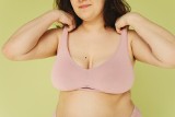 Duży biust to zmora wielu kobiet. Jak dbać o pełne piersi i sprawić, aby żyło się z nimi lżej? Dobierz odpowiednie kosmetyki i biustonosz  