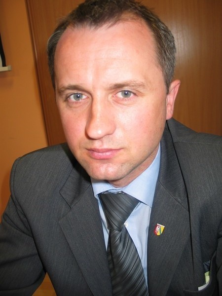 Wśród swoich dokonań w obecnej kadencji, starosta Andrzej Bycka wymienia dbałość o godne uposażenie pracowników starostwa
