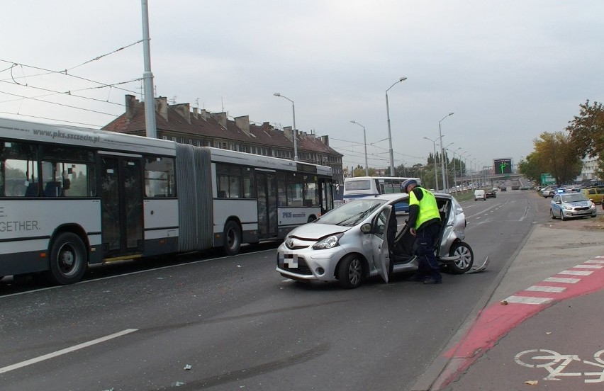 Wypadek na ul. Gdańskiej. Autobus zderzył się z osobówką 