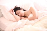 Jak szybko zasnąć? Te sprawdzone sposoby ułatwią ci zasypianie. Dobry sen przekłada się na zdrowie psychiczne człowieka