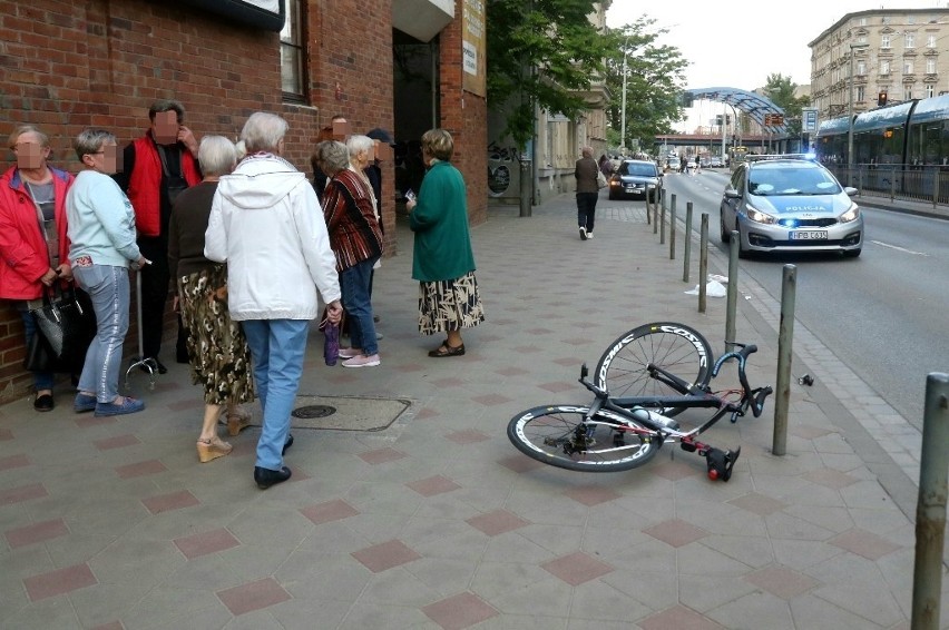 Wypadek we Wrocławiu. Na Grabiszyńskiej rowerzysta potrącił starszą kobietę [ZDJĘCIA]