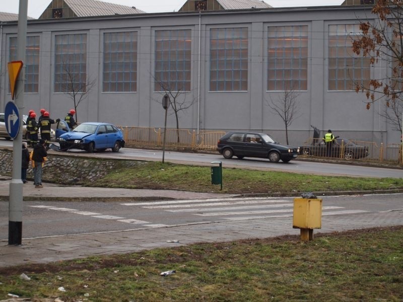 Wypadek na ulicy Łady. Samochód wjechał w budynek