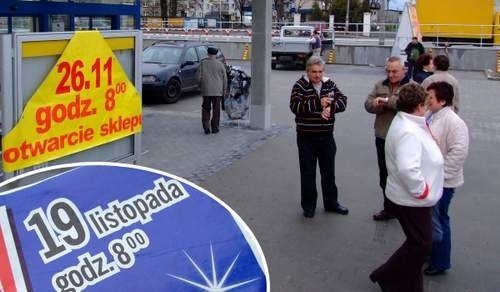 Klienci przyszli na otwarcie Lidla w Strzelcach Opolskich. Ten jednak był zamknięty. (fot. Radosław Dimitrow)