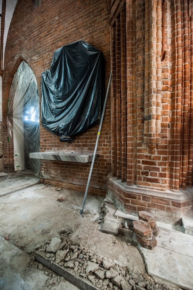 W katedrze w Koszalinie prace archeologiczne prace trwają...