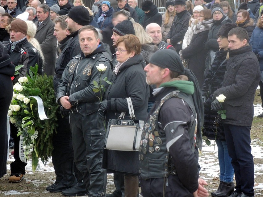 Huk salwy honorowej i ryk motocyklowych silników. Przejmujący koniec pogrzebu prezydenta Stargardu 