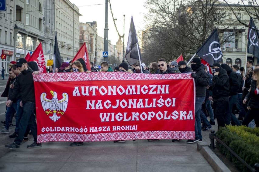 Kilkaset osób wzięło udział w Marszu Zwycięstwa, który w...