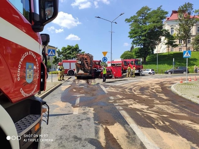 Tragiczny wypadek w Cieszynie na rondzie 11 sierpnia. Zginęła pasażerka.