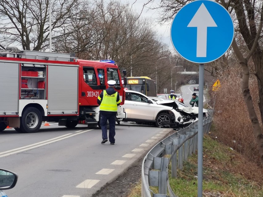 Wypadek na skrzyżowaniu ul. Karwińskiej i Gazowej we...