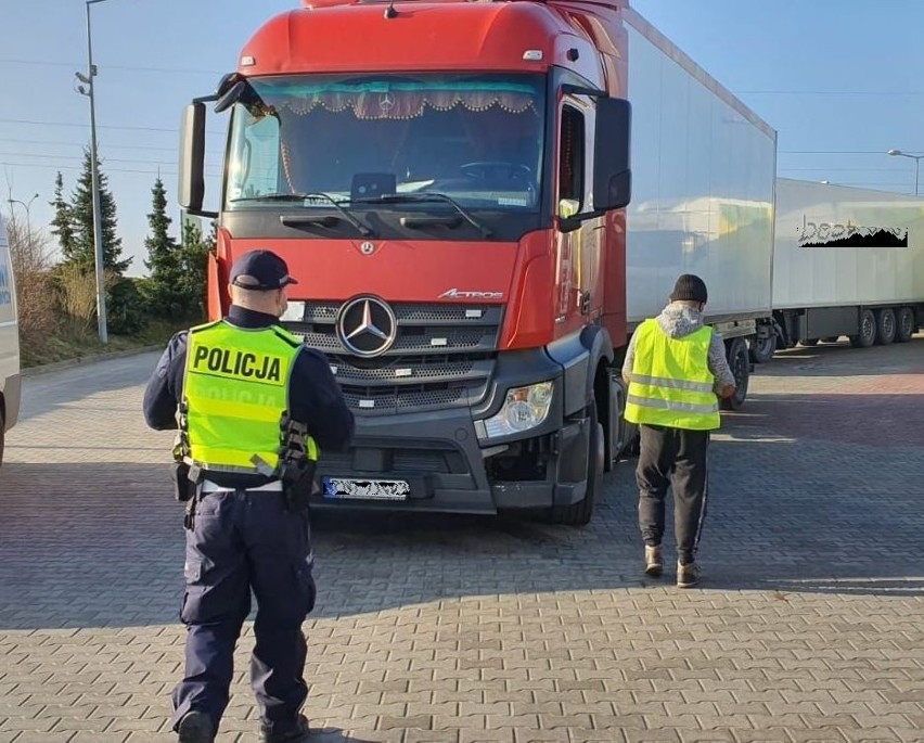 Ciężarówki i busy pod lupą policjantów z Koszalina. Mundurowi zatrzymali 12 dowodów rejestracyjnych