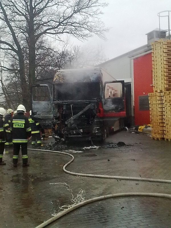 Ciągnik siodlowy mercedes splonąl w środe w Dancu.