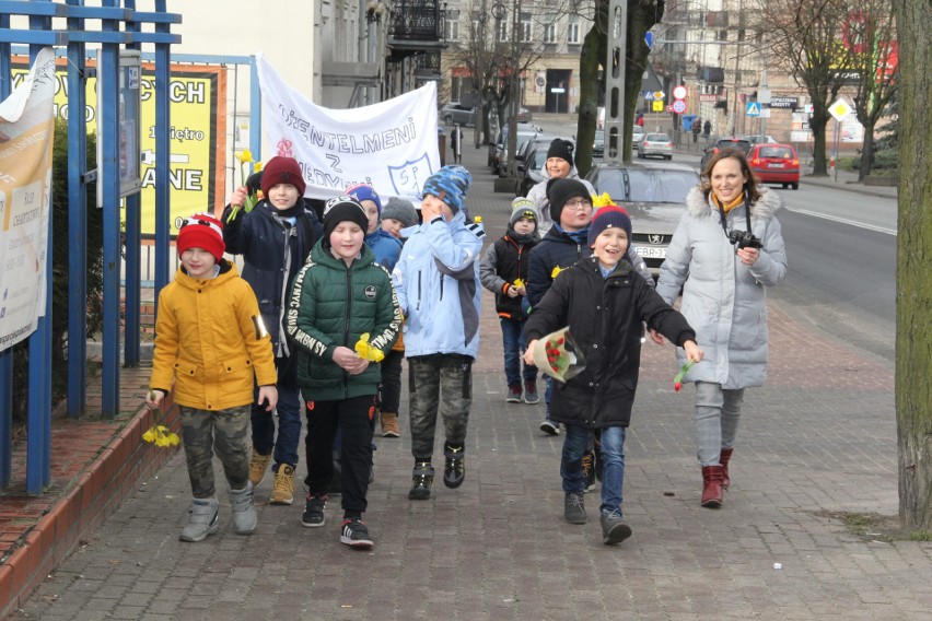 „Dżentelmeni z Jedynki” rozdawali kwiaty brzeziniankom