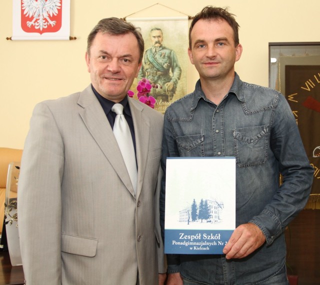 Jacek Sabat, dyrektor VII Liceum Ogólnokształcącego imienia Józefa Piłsudskiego wręcza zaświadczenie maturalne słynnemu w przeszłości kolarzowi Tomaszowi Brożynie.