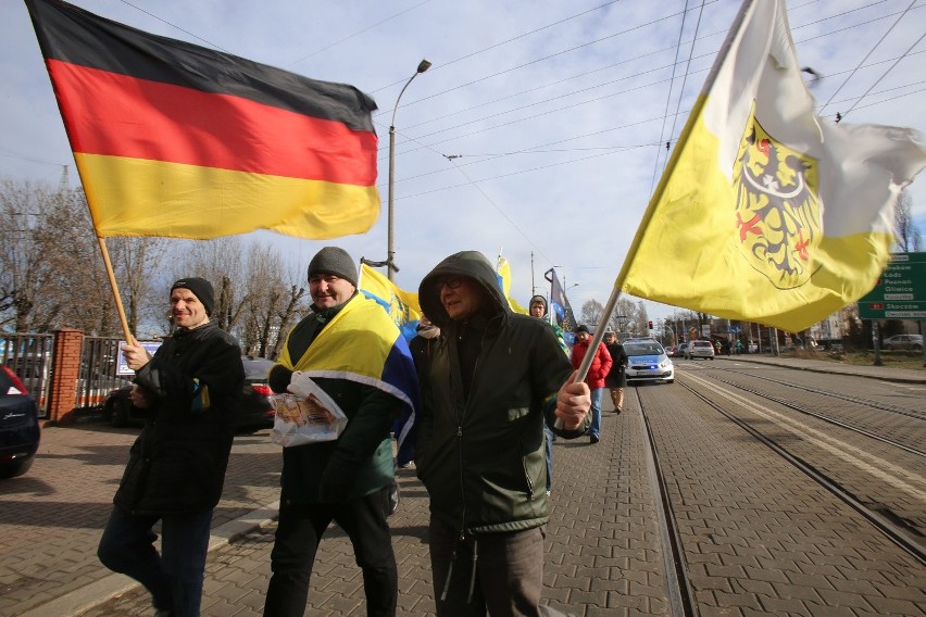 Ponad 200 osób przeszło 10-kilometrową trasę z placu...