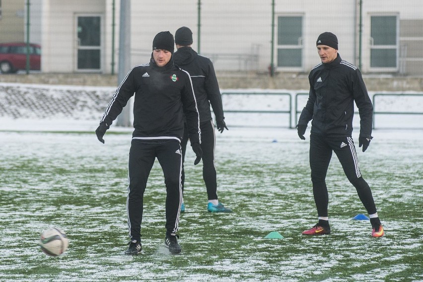 Piłkarze Radomiaka w poniedziałek trenowali na boisku ze...