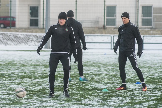 Piłkarze Radomiaka w poniedziałek trenowali na boisku ze sztuczną nawierzchnią.