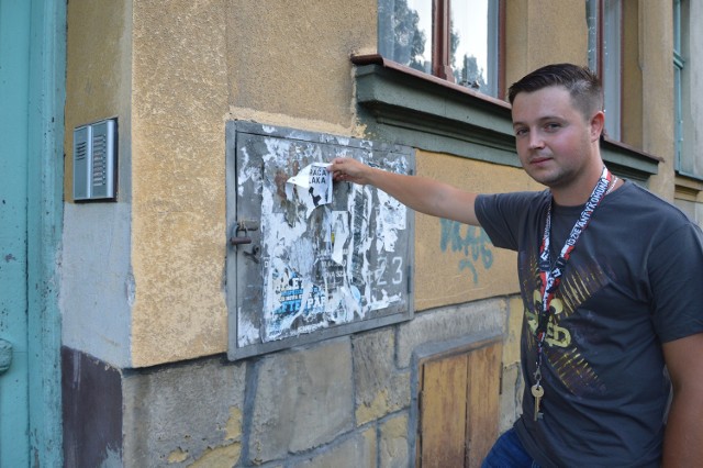 Tomasz Bednarek, szef sądeckiej Młodzieży Wszechpolskiej  dziwi się, że policji skupia się na ściganiu plakatujących, a nie ekshibicjonisty.