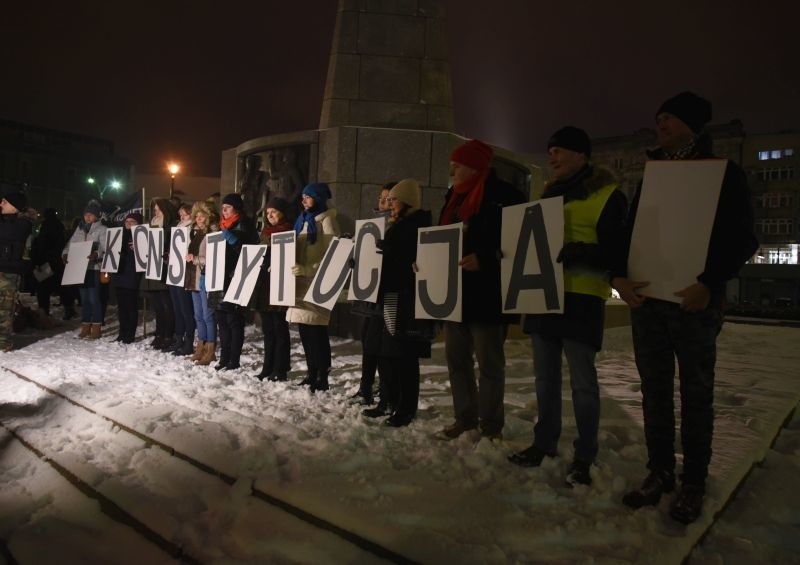 Manifestacja w obronie praw kobiet na Placu Wolności. Protest zgromadził około 500 osób [zdjęcia]