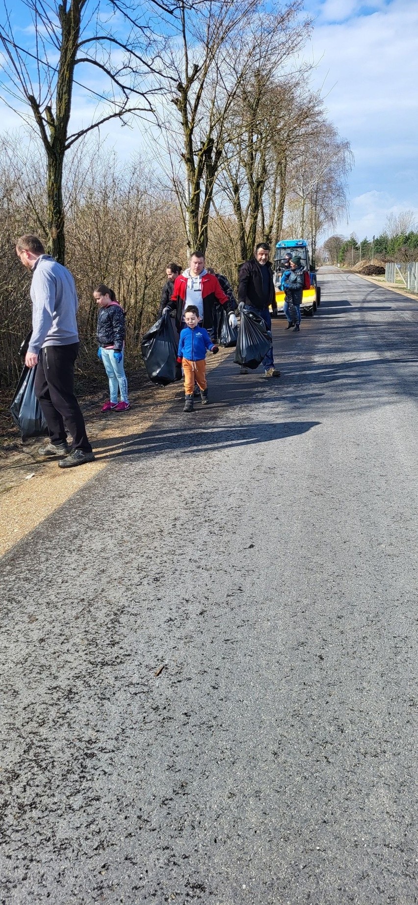 Wiosenne sprzątanie w gminie Pniewy. Do akcji zgłosiło się aż siedemnaście sołectw. Zobacz zdjęcia