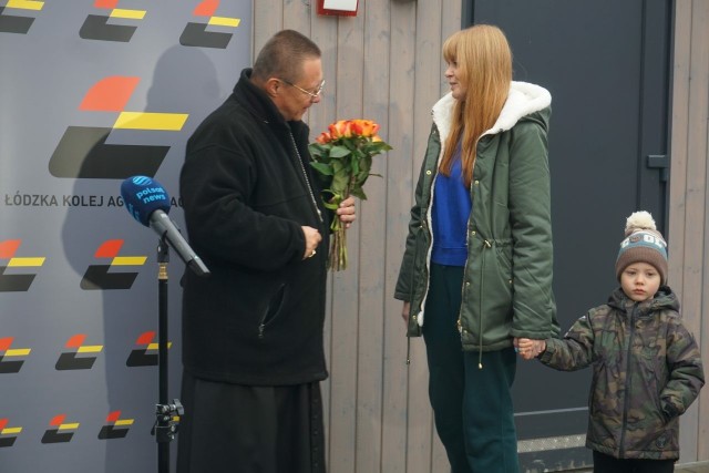 Mimo wielu trudności cztery domki dla uchodźców z Ukrainy udało się w Łodzi zbudować. Kardynał Grzegorz Ryś dostał od wdzięcznych mieszkańców kwiaty. Wręczyła je pani Lilia z synem