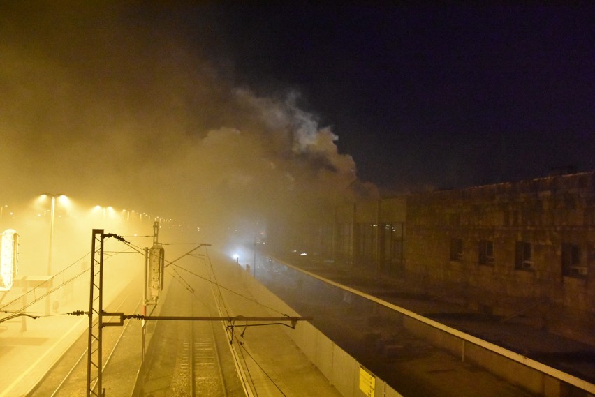 Oświęcim. Wyburzany dworzec kolejowy stoi w ogniu. Służby ruszyły do akcji 