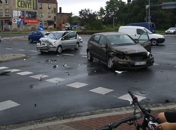 Gorzów Wielkopolski. Wypadek na skrzyżowaniu ulic Woskowa i Grobla. Jedna osoba została ranna                                           