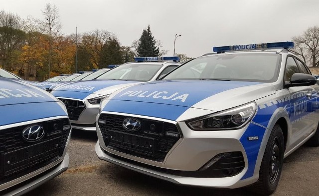 3,5 mln zł - tyle polska policja wydała na 300 nowych radiowozów, które już niebawem trafią do komend na terenie całego kraju. Nowe Hyundaie i30 zastąpią wysłużone kie ceed. Koreańskie auta wyposażone są w silniki doładowane benzynowe o pojemności 1,4 l i nadwozie typu kombi. Nowe policyjne radiowozy wyposażone są w doładowane silniki benzynowe o pojemności 1,5 l i mocy 140 koni mechanicznych. Pojazdy mają automatyczne skrzynie biegów. Według danych producenta o zera do setki rozpędzają się w około dziewięć sekund, a ich prędkość maksymalna to 208 km/h. Hyundai obiecuje spalanie na poziomie 5,7 l/100 km, jednak niezależne testy wykazały, że samochody spalają około siedmiu litrów na setkę. Benzynowe radiowozy będą używane głównie do patroli po terenie miasta, dlatego nie potrzebują mocnych silników. O wyborze koreańskiej marki zdecydowała również 5-letnia gwarancja producenta bez limitu kilometrów. Dzięki temu flota będzie utrzymana w należytym stanie technicznym.Zakupione radiowozy mają trafić do komend policji na terenie całego kraju, w tym również do województwa lubuskiego.Zobacz też wideo: Dwoje policjantów trafiło do szpitala po wypadku w centrum Łodzi