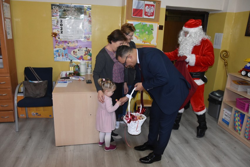 Niesamowite mikołajki w Iwaniskach. Były prezenty i radość najmłodszych. Przy urzędzie pojawiły się dekoracje świąteczne