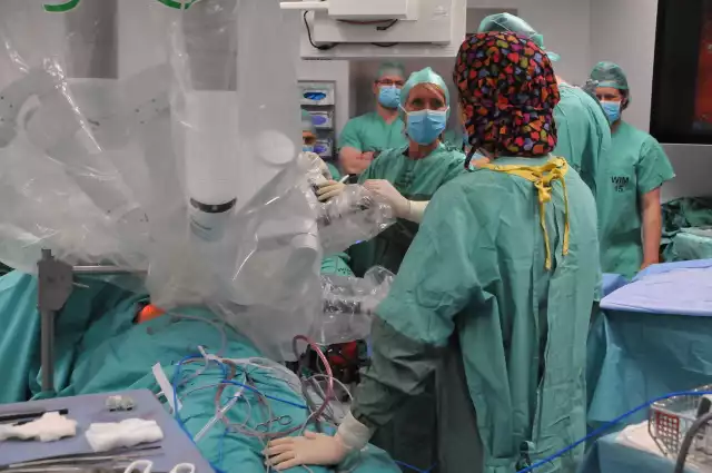 Przebieg pierwszej w Polsce operacji robotycznego wycięcia tarczycy. Operacje przeprowadzał podlaski chirurg.
