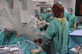 Ordynator Oddziału Chirurgicznego szpitalu w Wysokiem Mazowieckiem Jarosław Szymczuk wykonał pierwszą taką operację w skali kraju