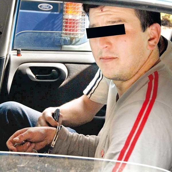 Adam H. w policyjnym samochodzie po przesłuchaniu w prokuraturze