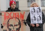 Tarnobrzeżanie solidarni z Ukrainą. Spotkali się na Placu Bartosza Głowackiego. Zobacz zdjęcia