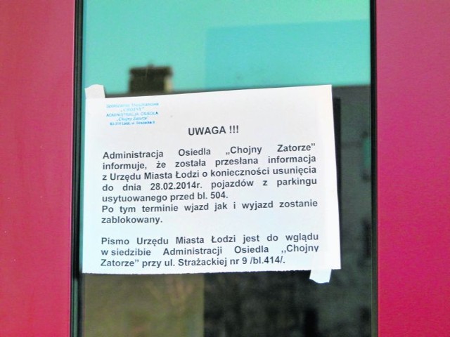 Przy wejściach do bloków pojawiły się komunikaty o konieczności zabrania z parkingu aut.