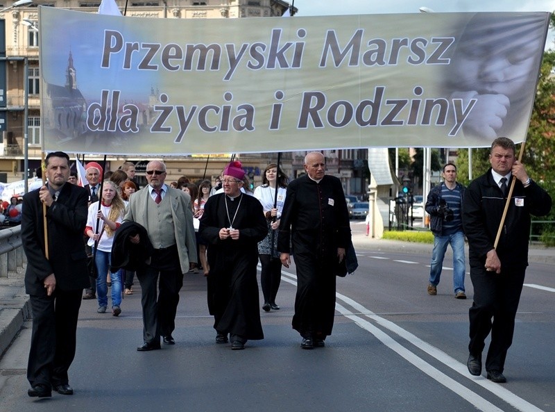 Przemyski marsz poprzedziła Eucharystia plenerowa na placu...